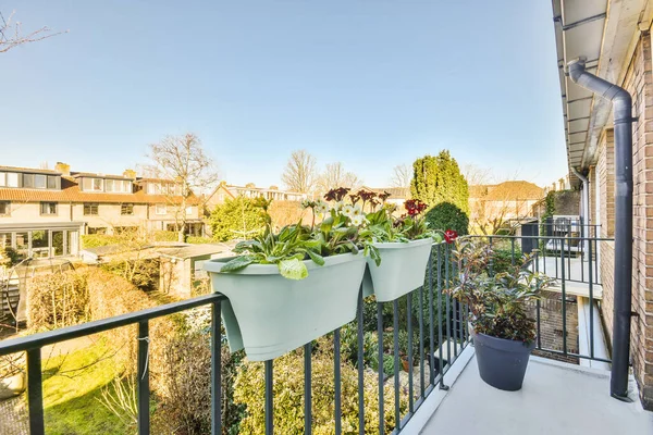 Dar tuğlalı balkon metal parmaklıklı ve camlı kapı mutfağa açılıyor.