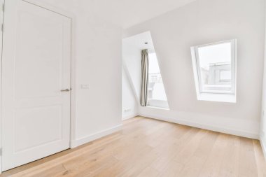 Evdeki boş ışık odasının beyaz duvarındaki plastik pencere.