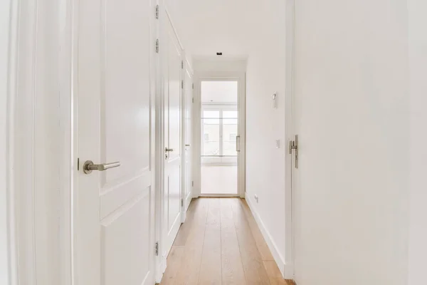 Light Narrow Hallway Many Doors White Walls Glowing Lamp Lumber — Stock Photo, Image