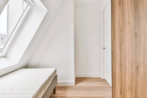 小房间的简约室内设计 软床放在墙角 木制衣橱和灯具架 — 图库照片
