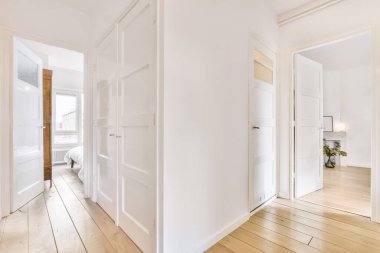 Lüks bir evde geniş bir oda.