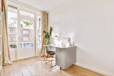 Lüks bir evde geniş bir oda.