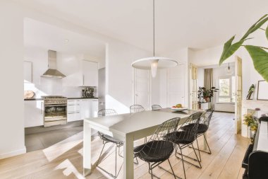 Modern lüks bir evde parlak bir yemek odası.