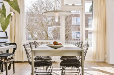 Modern lüks bir evde parlak bir yemek odası.