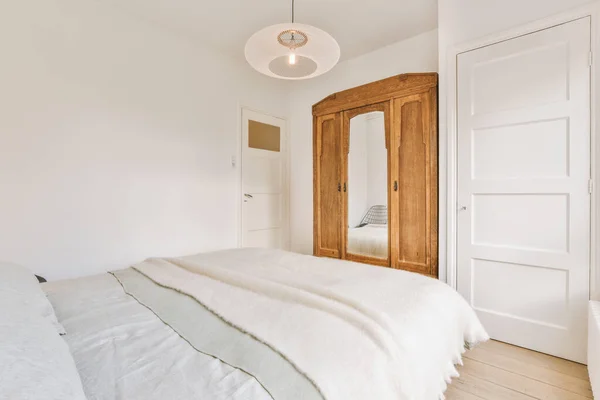 美しいデザインの家の高級ベッドルーム — ストック写真
