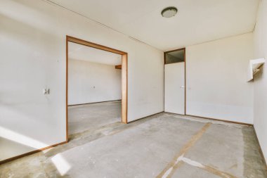 Dekorasyonsuz büyük boş bir odanın içi.