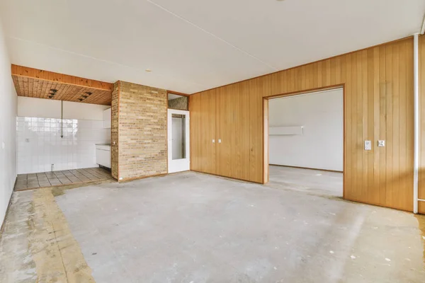 Leerer Raum Mit Holzwänden Und Einem Platz Für Die Küche — Stockfoto