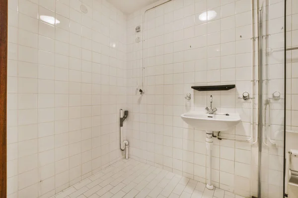 Пустая Ванная Комната Белой Плиткой Стен Керамической Раковиной — стоковое фото