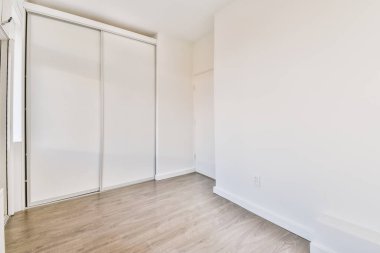 Lüks bir evde rahat ve ferah boş bir oda.