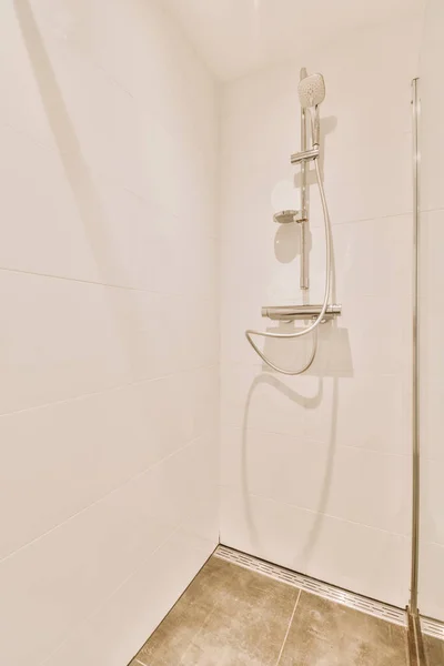 Sprchové Kohoutky Připevněné Dlaždicové Stěně Blízkosti Skleněného Příčky Ozdobného Krácení — Stock fotografie