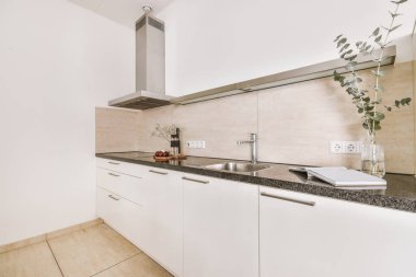 Beyaz dolaplı modern mutfağın içi.