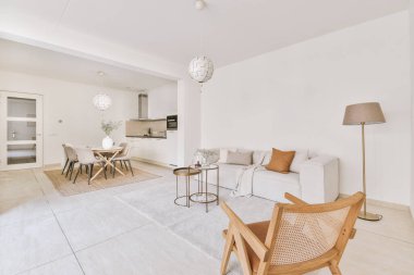 Beyaz kanepe, mutfak yanındaki rahat oturma odasında yastıklar.