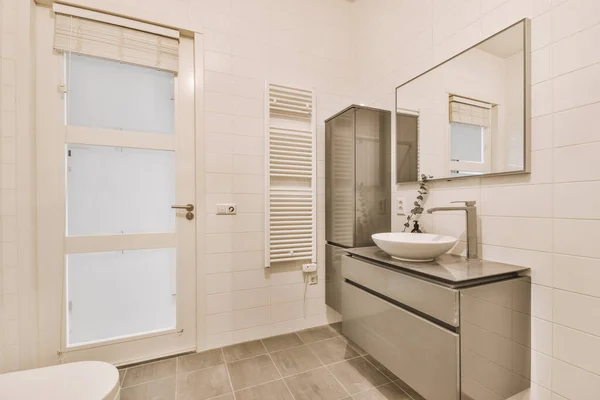 Bílá Koupelna Šedými Stříbrnými Skříněmi Toaletní Vana Umyvadlo — Stock fotografie