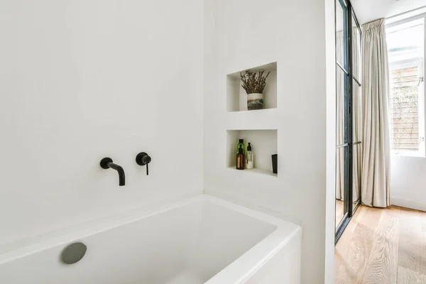 现代公寓轻便卫生间白色瓷砖墙上挂着淋浴水龙头 — 图库照片