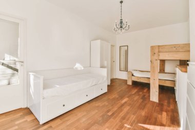 Lüks bir evde geniş bir oda.