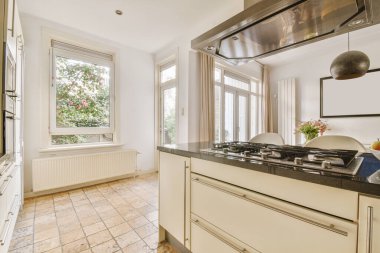 Modern bir dairede bir mutfak.