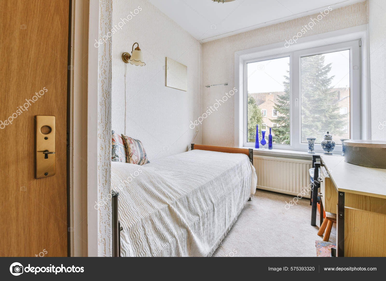 Ordinary Bedroom Single Bed Place Office Work — Stock Photo ©  procontributors #575393320, image size:1600x1167