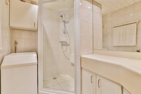 Armários Brancos Banheiro Brilhante Com Armário Chuveiro — Fotografia de Stock