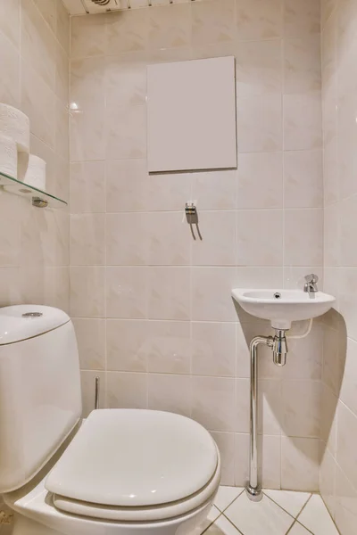 Einfaches Toilettenzimmer Mit Spiegel Der Weißen Wand — Stockfoto