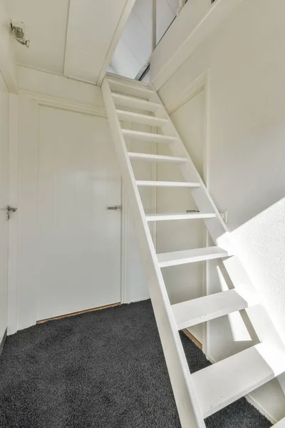 Une Chambre Minimaliste Simple Avec Escalier Blanc Vers Grenier Tapis — Photo