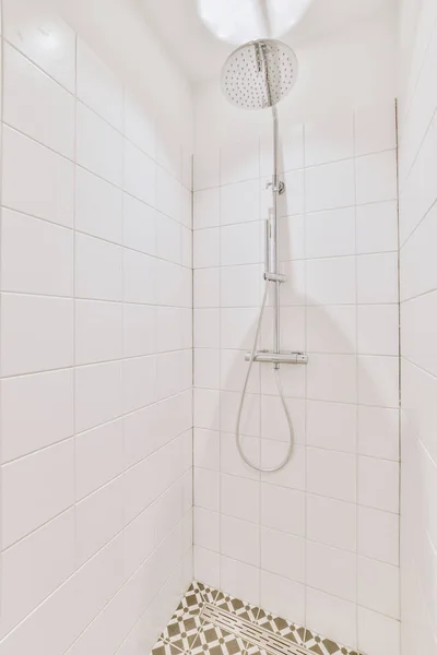 Kran Prysznicowy Przymocowany Ściany Płytkowej Pobliżu Przegrody Szklanej Ozdobnego Krawężnika — Zdjęcie stockowe