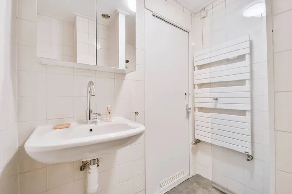 Pia Com Torneira Instalada Mesa Perto Espelho Porta Banheiro Contemporâneo — Fotografia de Stock