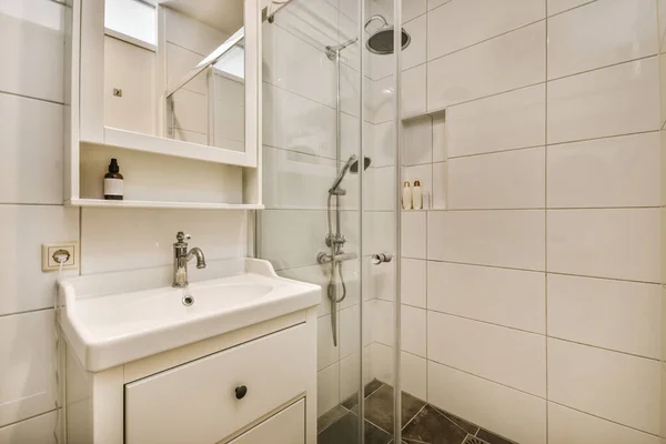 Evdeki Çağdaş Tuvaletteki Aynanın Altındaki Duvarda Musluk Sıvı Sabun Asılı — Stok fotoğraf
