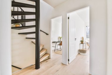 Lüks bir evde geniş bir oda.