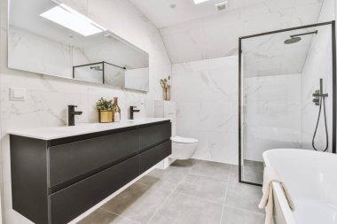 Güzel ve zarif banyonun iç tasarımı.