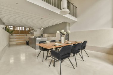 Geniş bir pencereden harika bir manzarası olan rahat, ferah ve parlak bir yemek alanı.