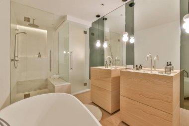 Duşlu, küvetli ve yassı bir şekilde lavabonun içinde.