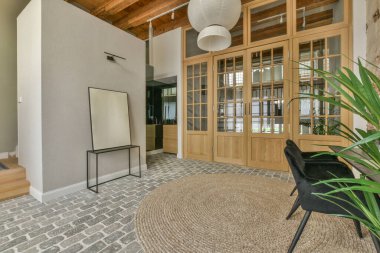 Çalışma odası, halı ve döşemesi olan boş bir oda.