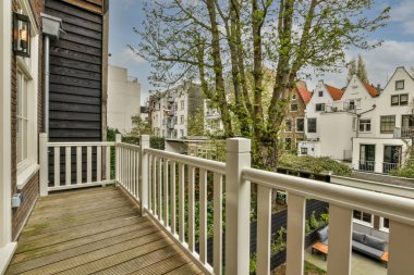 Açık hava eğlencesi için parlak geniş balkon