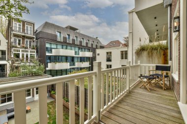 Açık hava eğlencesi için parlak geniş balkon