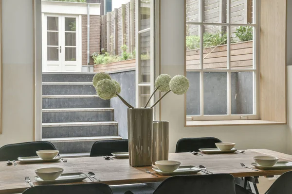 Accogliente Spaziosa Luminosa Zona Pranzo Con Vaso Elegante Sul Tavolo — Foto Stock