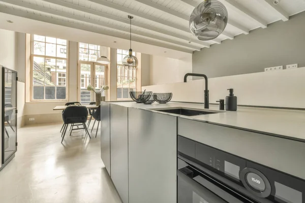 Cozinha Espaçosa Luminosa Com Área Refeições Design Moderno Janelas Panorâmicas — Fotografia de Stock