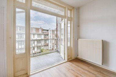 Eski tuğlalı binaların ve bisikletli arabaların ön manzarası küçük balkondan tırabzanlara kadar uzanıyor.