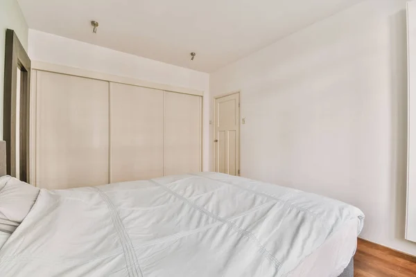 Comfortabel Bed Bedekt Met Blauwe Deken Gelegen Lichte Slaapkamer Van — Stockfoto