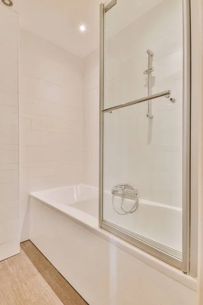 Modern Banyoda Metal Musluğu Olan Beyaz Küvet Dairede Minimal Tarzda — Stok fotoğraf