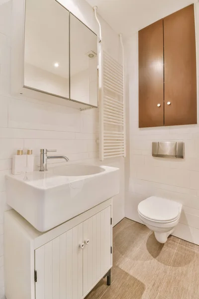 Modernes Badezimmer Mit Toilette Und Waschbecken Unterschrank Und Spiegelschrank Weiß — Stockfoto