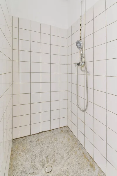 Wanna Szklanym Prysznicem Umieszczona Rogu Pobliżu Zlewu Białymi Ścianami Płytek — Zdjęcie stockowe