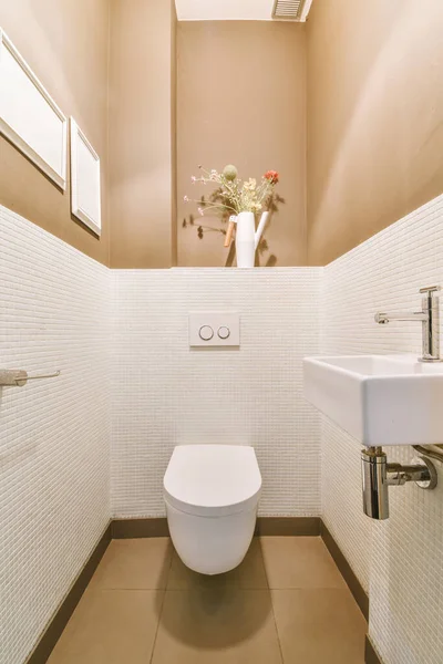 Moderne Toilette Beiger Wand Unter Knopf Installiert Und Beleuchtetes Regal — Stockfoto