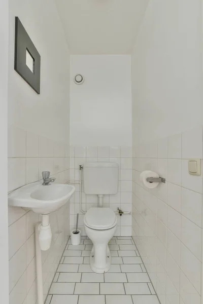 Modern Tasarımı Olan Parlak Minimalist Banyo — Stok fotoğraf