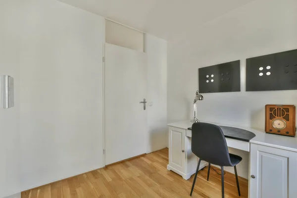 Amplia Habitación Luminosa Para Trabajo Relajación Con Una Hermosa Vista —  Fotos de Stock