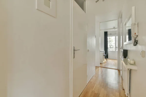 미니멀리즘적 스타일의 아파트의 응접실 바닥의 — 스톡 사진
