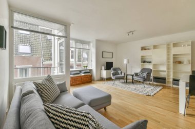 Geniş bir pencereden harika bir manzarası olan rahat, ferah ve parlak bir yemek alanı.