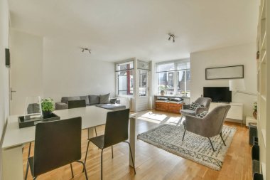 Geniş bir pencereden harika bir manzarası olan rahat, ferah ve parlak bir yemek alanı.