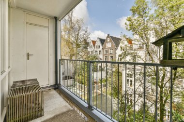 Açık hava eğlencesi için parlak geniş balkon
