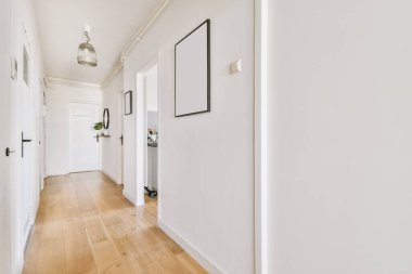 Lüks bir evde geniş bir oda.