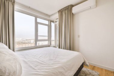 Güzel tasarlanmış lüks bir yatak odası.